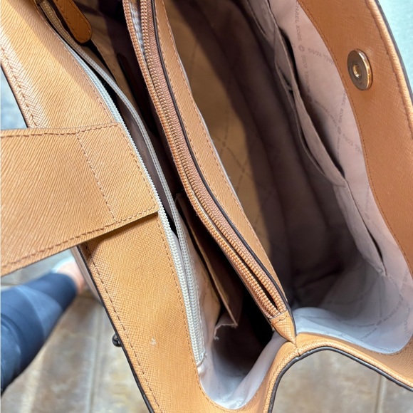 Michael Kors Brown Shoulder Bag with Gold-Tone Hardware. Medium size - Picture 13 of 15